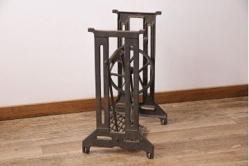 和製アンティーク　天板を付けて仕上げ　レトロな雰囲気とシンプルなデザインが魅力的なミシンの鉄脚(ミシンテーブル、ミシン台)(R-048467)
