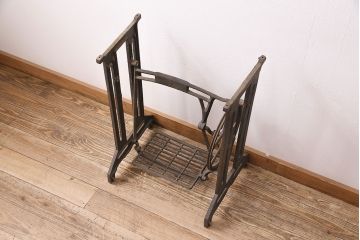 和製アンティーク　天板を付けて仕上げ　レトロな雰囲気とシンプルなデザインが魅力的なミシンの鉄脚(ミシンテーブル、ミシン台)(R-048467)