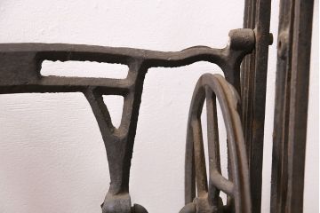 和製アンティーク　天板を付けて仕上げ　レトロな雰囲気とシンプルなデザインが魅力的なミシンの鉄脚(ミシンテーブル、ミシン台)(R-048467)
