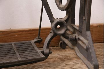 和製アンティーク　天板を付けて仕上げ　レトロな雰囲気とシンプルなデザインが魅力的なミシンの鉄脚(ミシンテーブル、ミシン台)(R-048467)