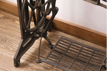 和製アンティーク　天板を付けて仕上げ　レトロな雰囲気とシンプルなデザインが魅力的なミシンの鉄脚(ミシンテーブル、ミシン台)(R-048467)