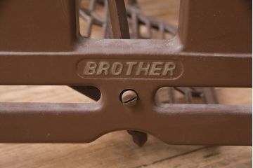 和製アンティーク　ブラザー社(BROTHER)　天板を付けて仕上げる、すっきりとしたデザインが格好良いミシンの鉄脚(ミシンテーブル、ミシン台)(R-048469)