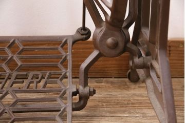 和製アンティーク　ブラザー社(BROTHER)　天板を付けて仕上げる、すっきりとしたデザインが格好良いミシンの鉄脚(ミシンテーブル、ミシン台)(R-048469)