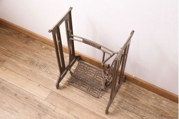 和製アンティーク　ブラザー社(BROTHER)　天板を付けて仕上げる、すっきりとしたデザインが格好良いミシンの鉄脚(ミシンテーブル、ミシン台)(R-048469)