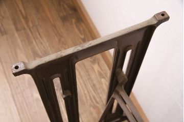 和製アンティーク　ブラザー社(BROTHER)　天板を付けて仕上げる、すっきりとしたデザインが格好良いミシンの鉄脚(ミシンテーブル、ミシン台)(R-048469)
