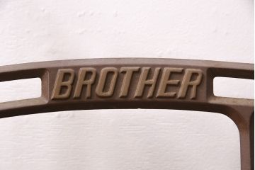 和製アンティーク　ブラザー社(BROTHER)　天板を付けて仕上げる、すっきりとしたデザインが格好良いミシンの鉄脚(ミシンテーブル、ミシン台)(R-048469)
