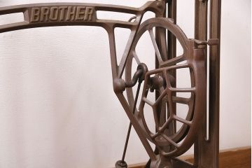 和製アンティーク　ブラザー社(BROTHER)　天板を付けて仕上げる、すっきりとしたデザインが格好良いミシンの鉄脚(ミシンテーブル、ミシン台)(R-048469)