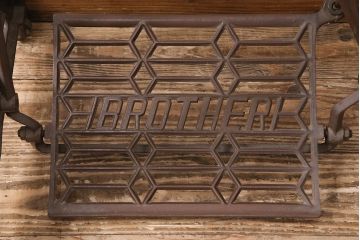 和製アンティーク　ブラザー社(BROTHER)　天板を付けて仕上げる、すっきりとしたデザインが格好良いミシンの鉄脚(ミシンテーブル、ミシン台)(R-048469)
