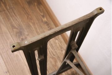 和製アンティーク　JANOME(ジャノメ)　天板を付けて仕上げ　すっきりとしたデザインとシャビーな風合いが魅力的なミシンの鉄脚(ミシンテーブル、ミシン台)(R-048470)