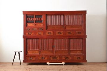 和製アンティーク　希少・美品!赤みがかった色味が上質な雰囲気を醸し出す7尺水屋箪笥(重ね箪笥、収納棚、戸棚)(R-048475)