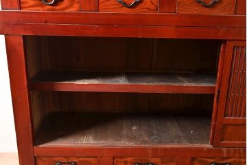 和製アンティーク　希少・美品!赤みがかった色味が上質な雰囲気を醸し出す7尺水屋箪笥(重ね箪笥、収納棚、戸棚)(R-048475)