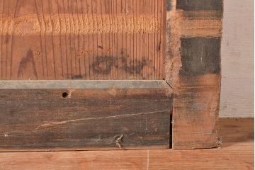 アンティーク建具　品よく並んだ縦桟が和の趣きを高める蔵戸(引き戸、玄関戸)(R-048479)