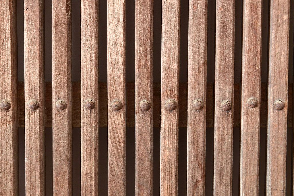 アンティーク建具　枠ヒノキ材・腰板ケヤキ材　経年によって増した味わいが魅力の蔵戸(引き戸、玄関戸)(R-048480)