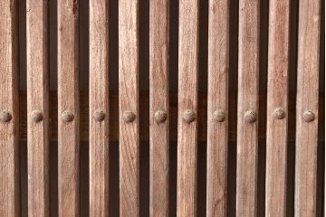 アンティーク建具　枠ヒノキ材・腰板ケヤキ材　経年によって増した味わいが魅力の蔵戸(引き戸、玄関戸)(R-048480)