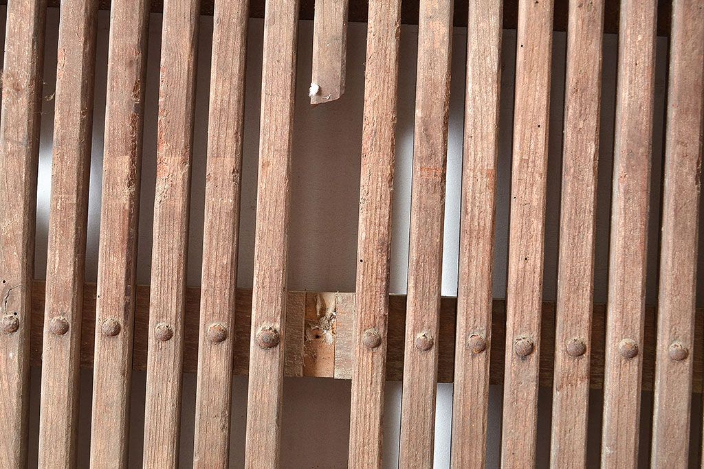 アンティーク建具　枠ヒノキ材・腰板ケヤキ材　経年によって増した味わいが魅力の蔵戸(引き戸、玄関戸)(R-048480)