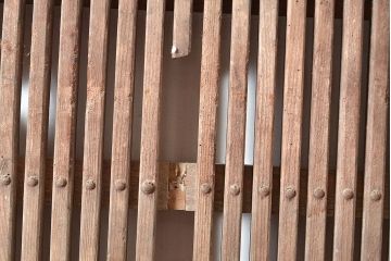 アンティーク建具　枠ヒノキ材・腰板ケヤキ材　経年によって増した味わいが魅力の蔵戸(引き戸、玄関戸)(R-048480)