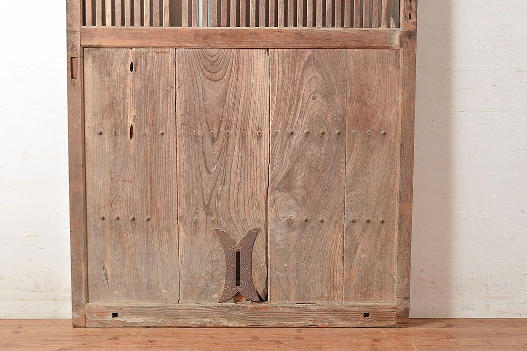 アンティーク建具　枠ヒノキ材・腰板ケヤキ材　経年によって増した味わいが魅力の蔵戸(引き戸、玄関戸)(R-048480)