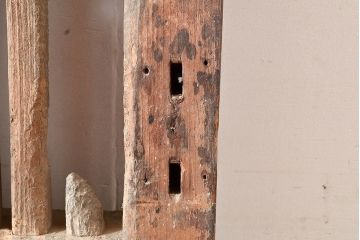 アンティーク建具　枠ヒノキ材・腰板ケヤキ材　経年によって増した味わいが魅力の蔵戸(引き戸、玄関戸)(R-048480)