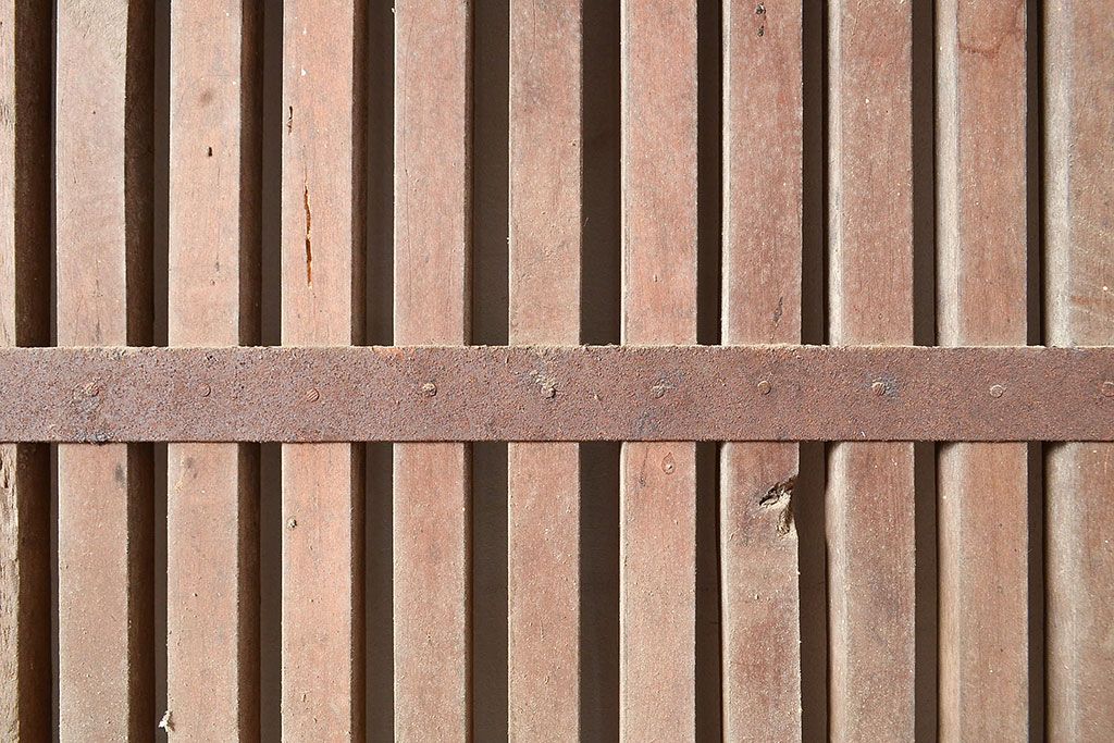 アンティーク建具　枠ヒノキ材・腰板ケヤキ材　経年によって増した味わいが魅力の蔵戸(引き戸、玄関戸)(R-048480)