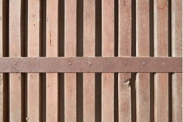 アンティーク建具　枠ヒノキ材・腰板ケヤキ材　経年によって増した味わいが魅力の蔵戸(引き戸、玄関戸)(R-048480)