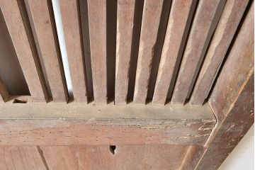 アンティーク建具　枠ヒノキ材・腰板ケヤキ材　経年によって増した味わいが魅力の蔵戸(引き戸、玄関戸)(R-048480)