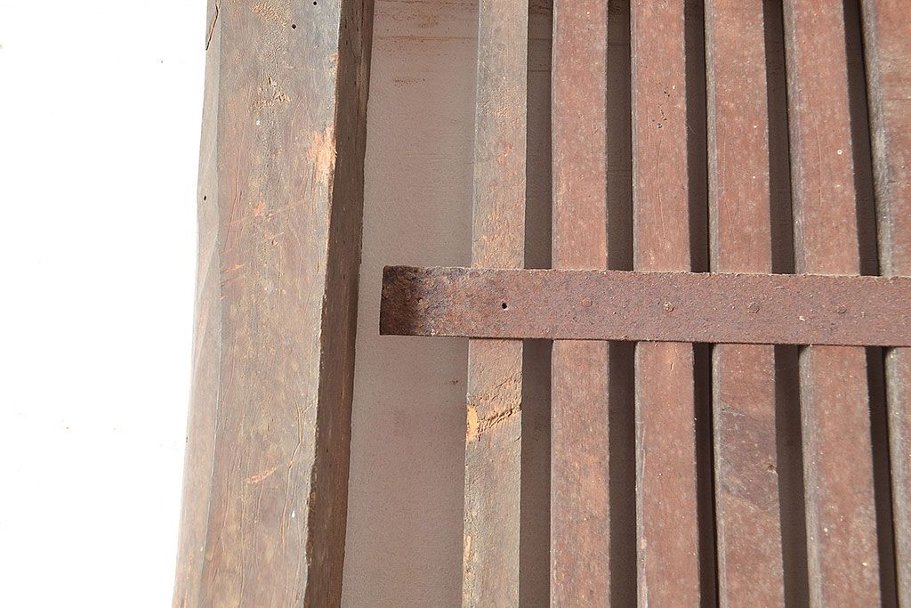 アンティーク建具　枠ヒノキ材・腰板ケヤキ材　経年によって増した味わいが魅力の蔵戸(引き戸、玄関戸)(R-048480)