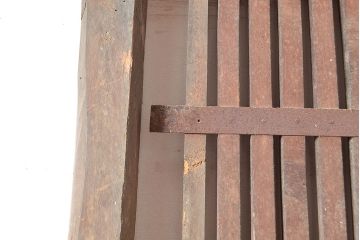 アンティーク建具　枠ヒノキ材・腰板ケヤキ材　経年によって増した味わいが魅力の蔵戸(引き戸、玄関戸)(R-048480)