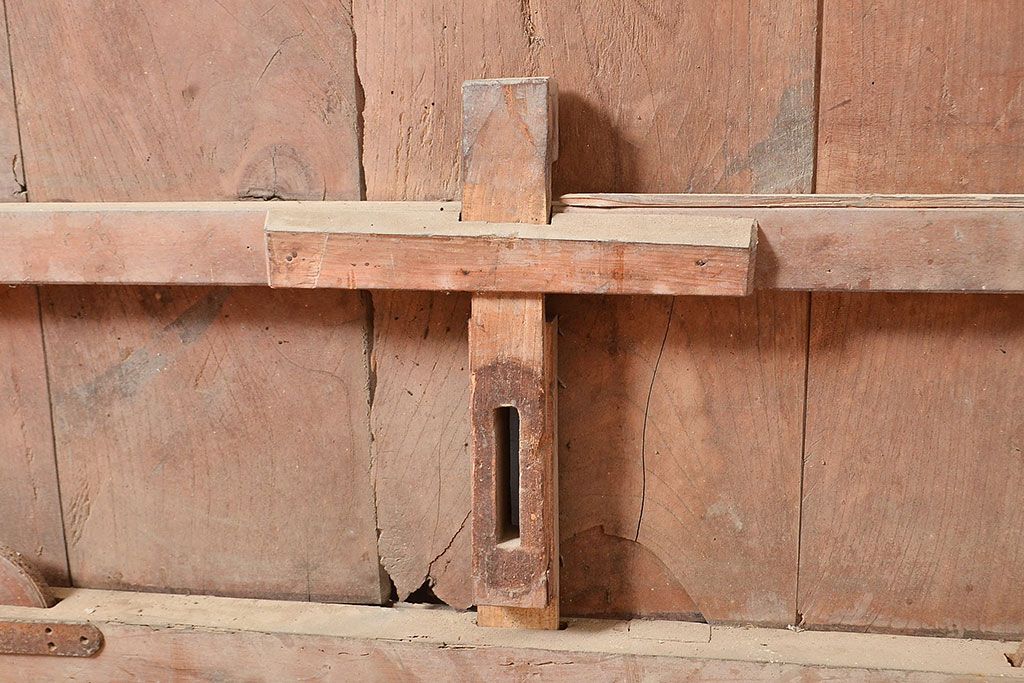 アンティーク建具　枠ヒノキ材・腰板ケヤキ材　経年によって増した味わいが魅力の蔵戸(引き戸、玄関戸)(R-048480)