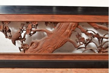 アンティーク建具　梅の木・菖蒲　鳥のさえずりが聞こえてきそうな表現が見事な彫刻欄間(明り取り、建具)(R-048483)