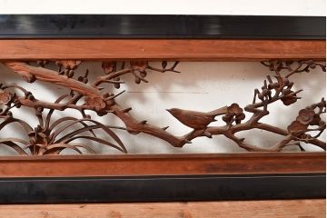 アンティーク建具　梅の木・菖蒲　鳥のさえずりが聞こえてきそうな表現が見事な彫刻欄間(明り取り、建具)(R-048483)