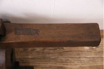 アンティーク雑貨　カシ(樫)材・ケヤキ(欅)材　珍しい造りが目を引く味わい深い滑車(R-048490)