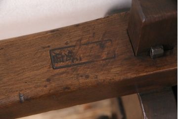 アンティーク雑貨　カシ(樫)材・ケヤキ(欅)材　珍しい造りが目を引く味わい深い滑車(R-048490)