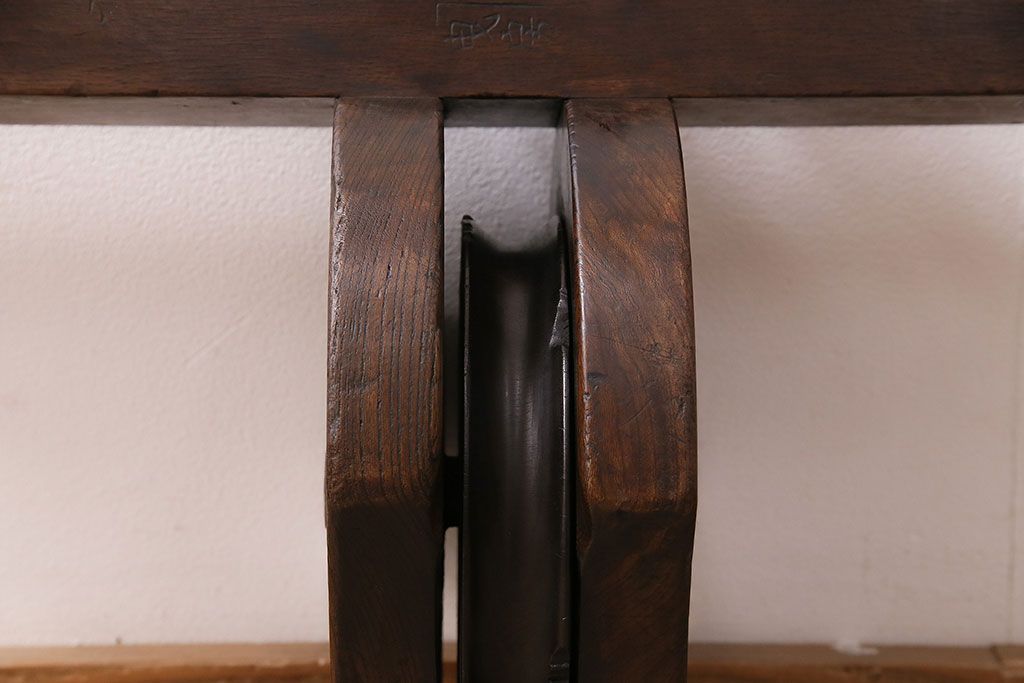 アンティーク雑貨　カシ(樫)材・ケヤキ(欅)材　珍しい造りが目を引く味わい深い滑車(R-048490)