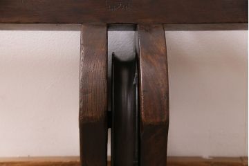 アンティーク雑貨　カシ(樫)材・ケヤキ(欅)材　珍しい造りが目を引く味わい深い滑車(R-048490)