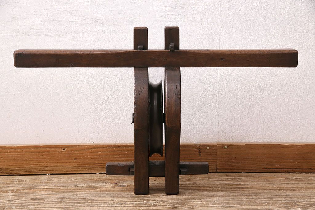 アンティーク雑貨　カシ(樫)材・ケヤキ(欅)材　珍しい造りが目を引く味わい深い滑車(R-048490)