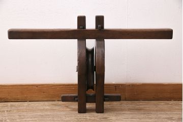 アンティーク雑貨　カシ(樫)材・ケヤキ(欅)材　珍しい造りが目を引く味わい深い滑車(R-048490)