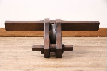 アンティーク雑貨　カシ(樫)材・ケヤキ(欅)材　珍しい造りが目を引く味わい深い滑車(R-048490)