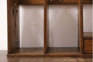 アンティーク雑貨　栓材　お花の透かし彫りが施された引き出し付きのブックスタンド(本立て)(R-048491)