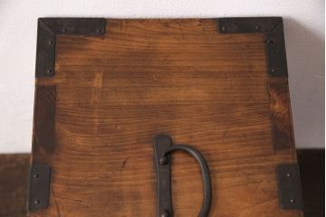 和製アンティーク　檜材　黒々とした飾り金具が存在感のある書類庫(小引き出し、小物収納、金庫)(R-048501)