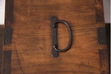 和製アンティーク　檜材　黒々とした飾り金具が存在感のある書類庫(小引き出し、小物収納、金庫)(R-048501)