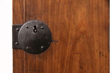 和製アンティーク　檜材　黒々とした飾り金具が存在感のある書類庫(小引き出し、小物収納、金庫)(R-048501)