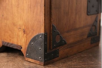 和製アンティーク　檜材　黒々とした飾り金具が存在感のある書類庫(小引き出し、小物収納、金庫)(R-048501)