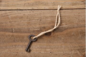 和製アンティーク　檜材　黒々とした飾り金具が存在感のある書類庫(小引き出し、小物収納、金庫)(R-048501)