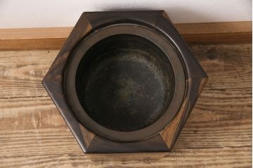 アンティーク雑貨　本体杉材・上部黒柿材　凝った意匠がぱっと目を引く六角型木製火鉢(角火鉢)(R-048502)