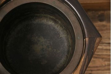 アンティーク雑貨　本体杉材・上部黒柿材　凝った意匠がぱっと目を引く六角型木製火鉢(角火鉢)(R-048502)
