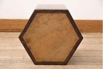 アンティーク雑貨　本体杉材・上部黒柿材　凝った意匠がぱっと目を引く六角型木製火鉢(角火鉢)(R-048502)