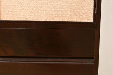 和製アンティーク　前面樺材　扉のデザインが個性を放つ和モダンな戸棚(収納棚、引き出し、衣装箪笥、収納箪笥)(R-048505)