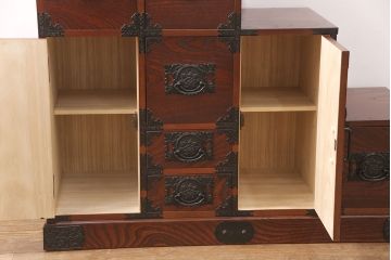 中古　四国・高松　飛鳥民芸家具　三方にケヤキ材を使用した高級感漂う階段箪笥(和タンス)(R-048510)