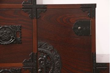 中古　四国・高松　飛鳥民芸家具　三方にケヤキ材を使用した高級感漂う階段箪笥(和タンス)(R-048510)