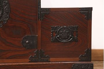 中古　四国・高松　飛鳥民芸家具　三方にケヤキ材を使用した高級感漂う階段箪笥(和タンス)(R-048510)